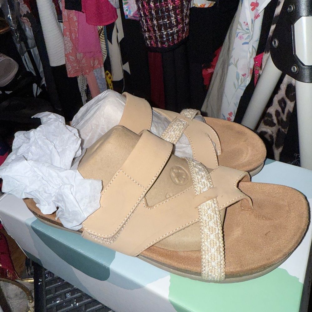 Earth Tan Sandals Flat Straps Casual